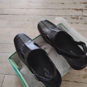 BRAND NEW SIZE 10 Women's Shoes